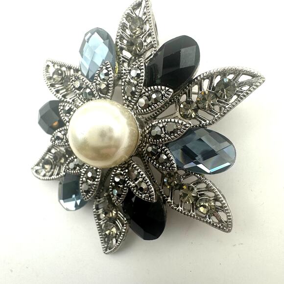 Premier Designs Pearl's Night Out Rhodium Crystal Flower Pin Brooch Pendant - Picture 4 of 9